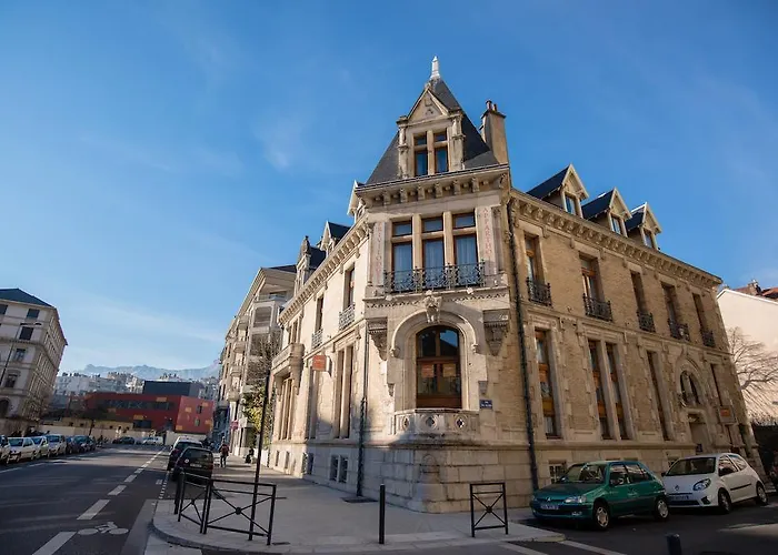 Отель Privilodges Chateau Perrin 4*
