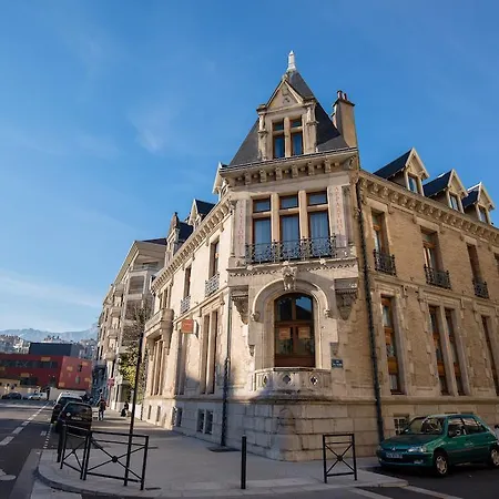 호텔 Privilodges Chateau Perrin 4*